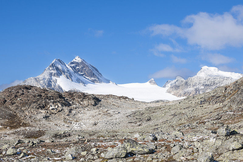 在Jotunheimen国家公园的一条岩石徒步小径上接近Uranos山