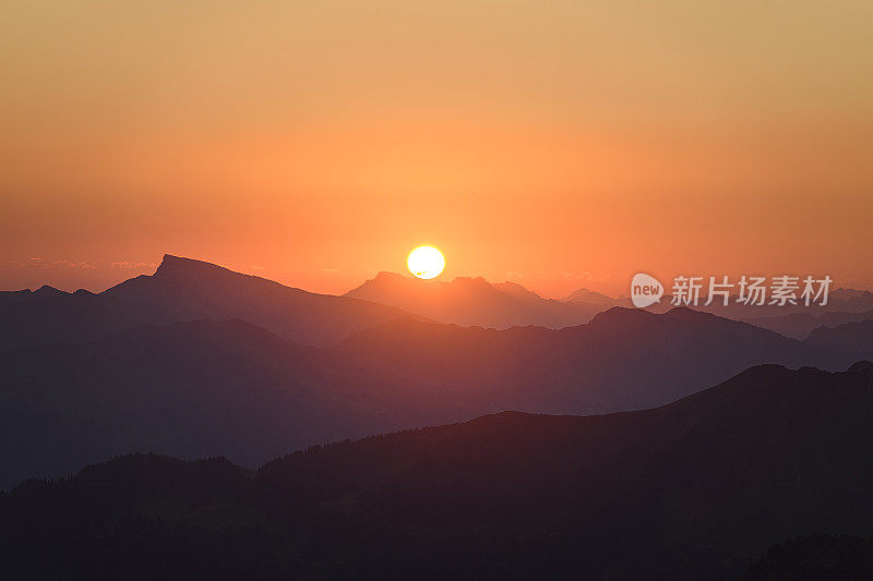 山上日出的美景