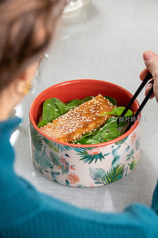 素食鲑鱼在餐厅的桌子上戳