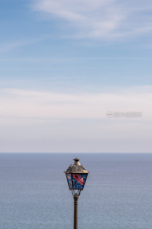 在一个地中海海滨小镇的风景如画的旅游目的地，一个灯柱的细节。