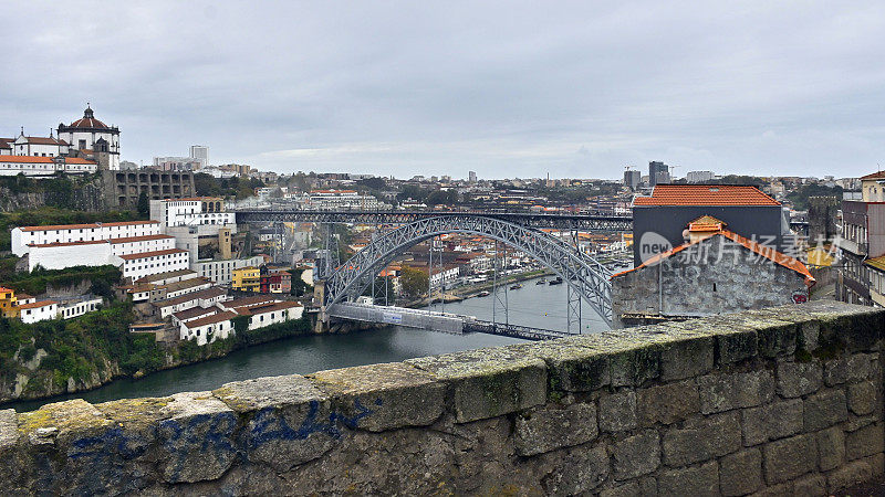 位于葡萄牙波尔图市和盖亚新城之间的美丽的路易斯一世桥