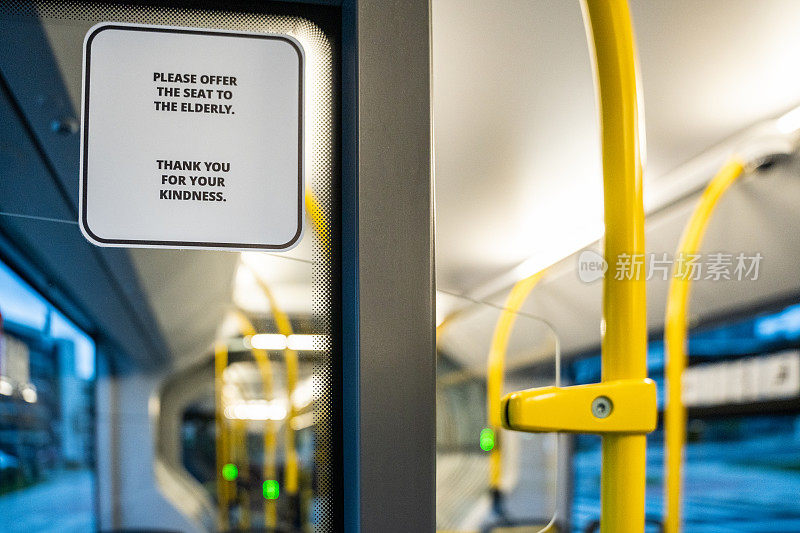 城市巴士上的长者优先座位标志