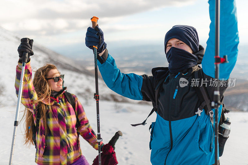 两个快乐的徒步旅行者在雪山之巅