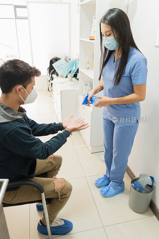 护士在牙科诊所给病人消毒的垂直镜头。