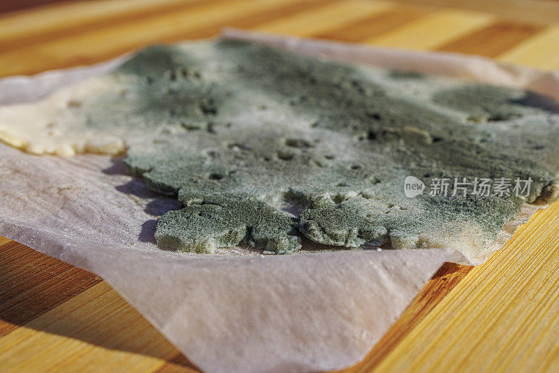 将奶酪片放在羊皮纸上，用绿色的模具。