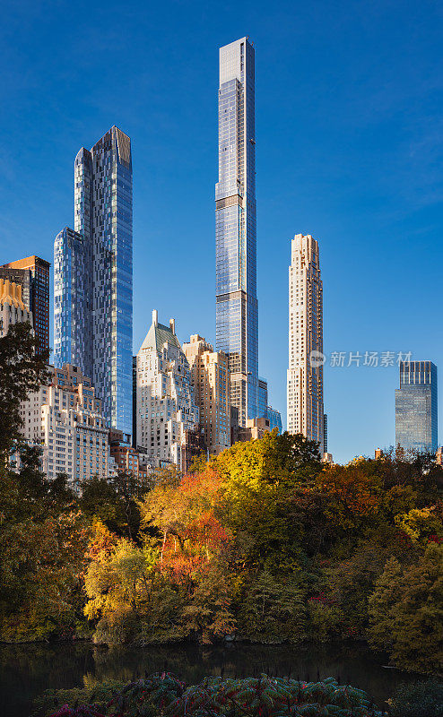 亿万富翁的摩天大楼和秋天的中央公园。纽约曼哈顿中城
