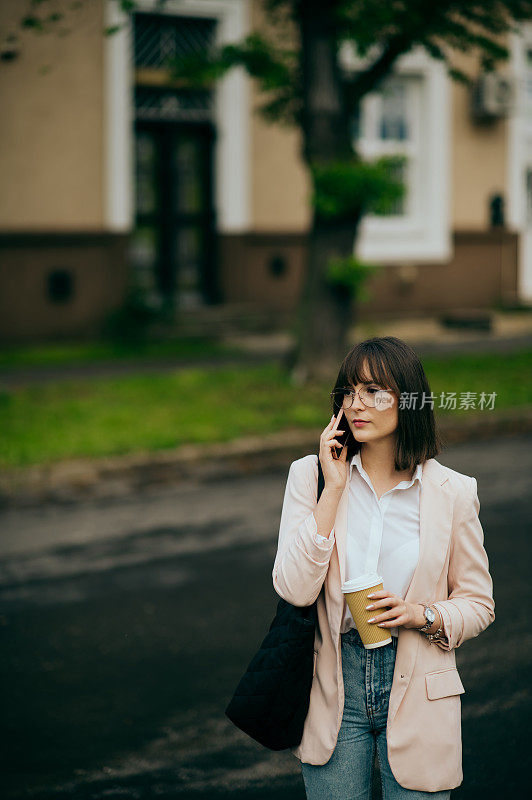 一个年轻女人去上班，在城市大街上