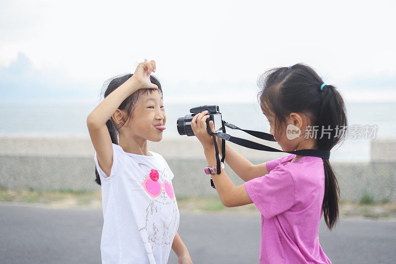 亚洲女孩互相拍照检查口腔是否有蛀牙