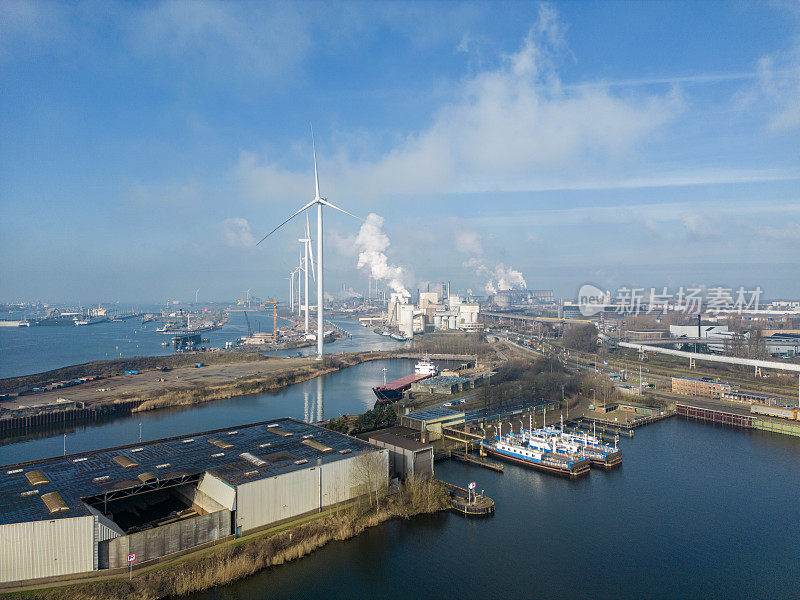 燃煤电厂、风力发电机及港区环境污染。无人机拍摄的