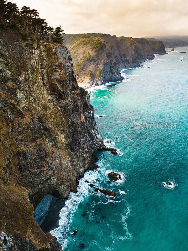 鸟瞰三陆海岸的岩石海岸线-岩手，北日本