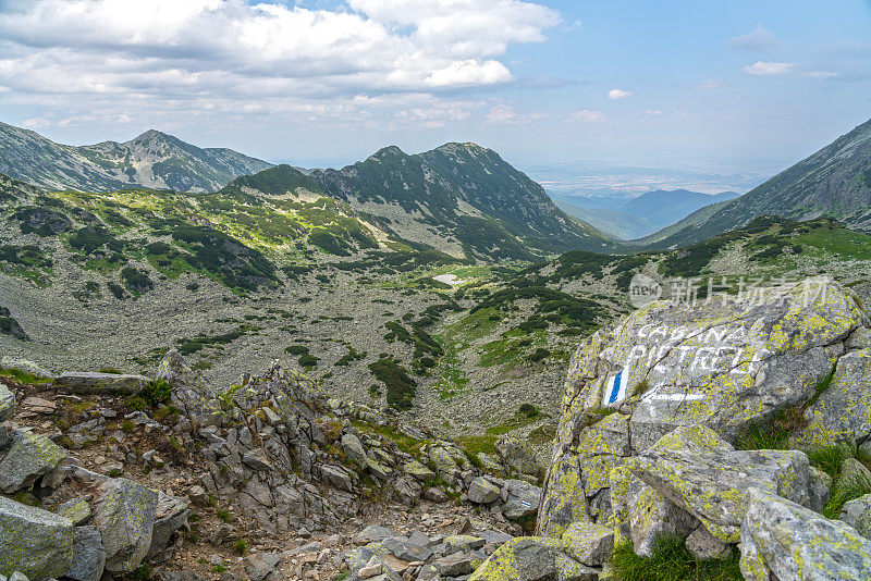 在雷特扎特山脉徒步旅行