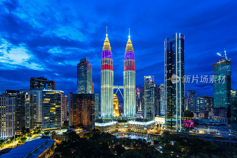 马来西亚双塔摩天大楼在吉隆坡KLCC的暮色天际线