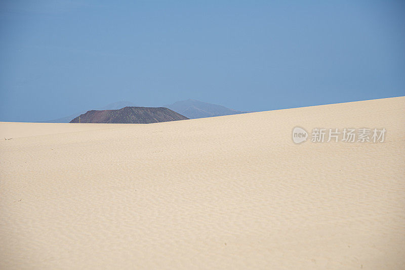 沙丘景观与山脉在地平线-富埃特文图拉，西班牙