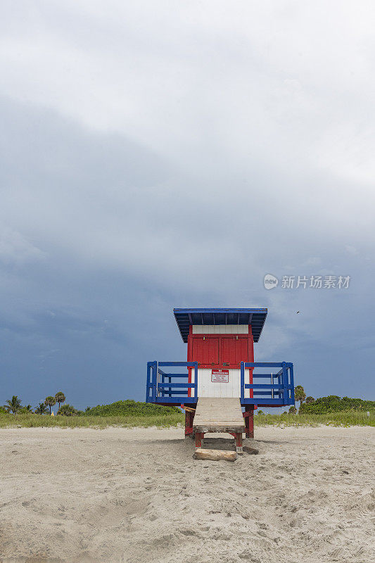 佛罗里达州可可海滩暴风雨天关闭的救生员小屋