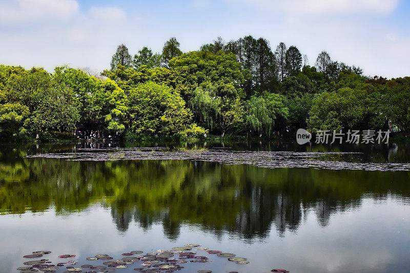 杭州西湖岸边的三个水池倒映着月亮