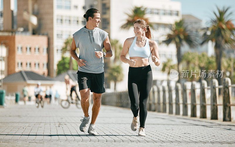 情侣，在开普敦一起跑步和训练，锻炼身体，锻炼或有氧运动。快乐的男人和女人跑步健身，散步或慢跑健康或户外锻炼
