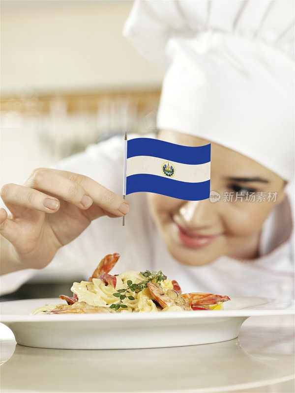 厨师用萨尔瓦多国旗完成意大利面