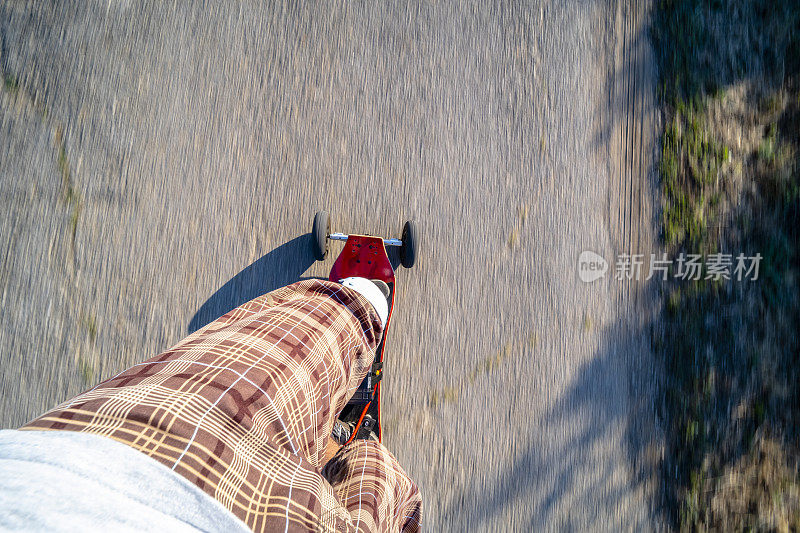 男子驾驶他的电动登山板，POV。副本的空间。