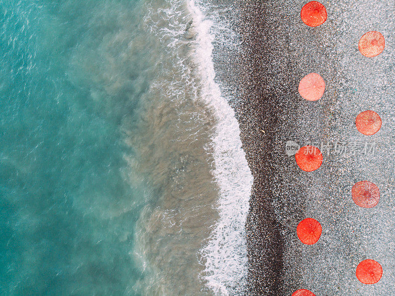 沙滩伞和大海。海滩的场景从上面的股票照片