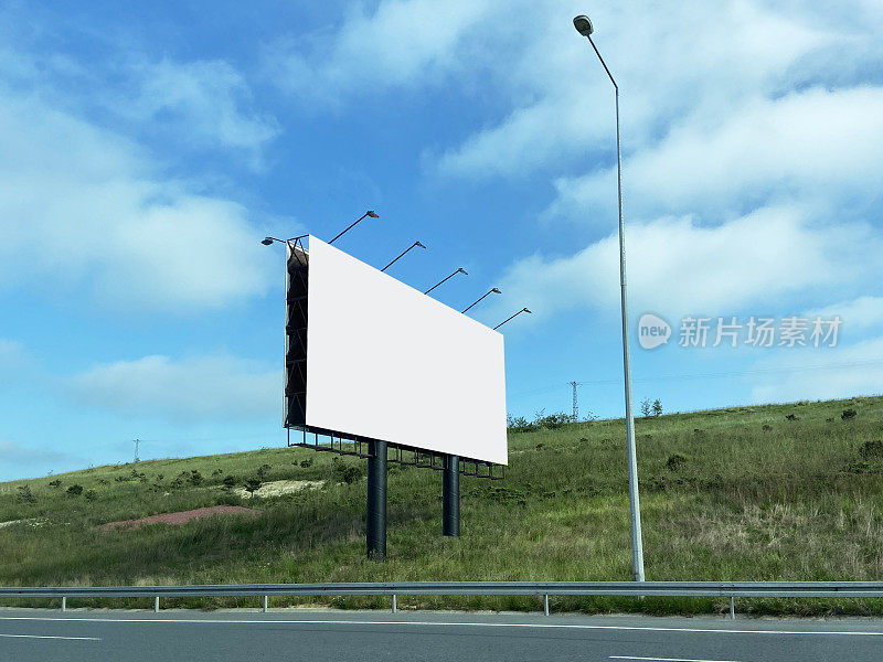 高速公路上的空白广告牌(剪辑路径)