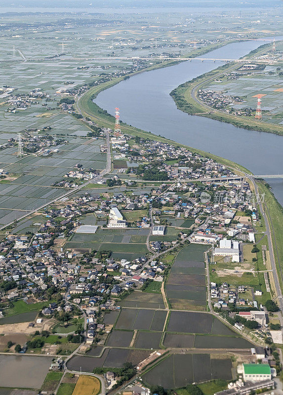 日本茨城县的河流和农田的高视角