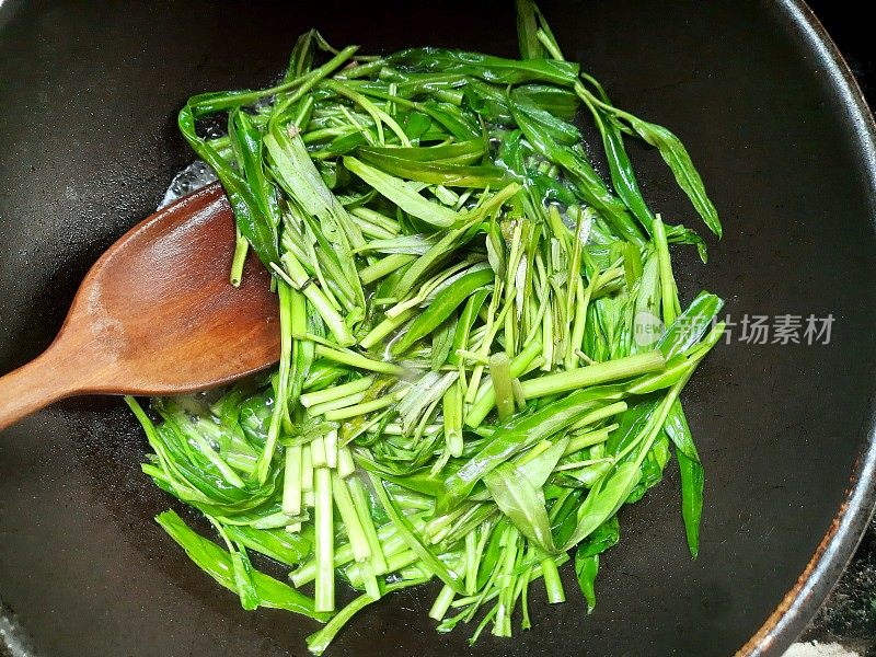 炒菜——牵牛花菜的准备。