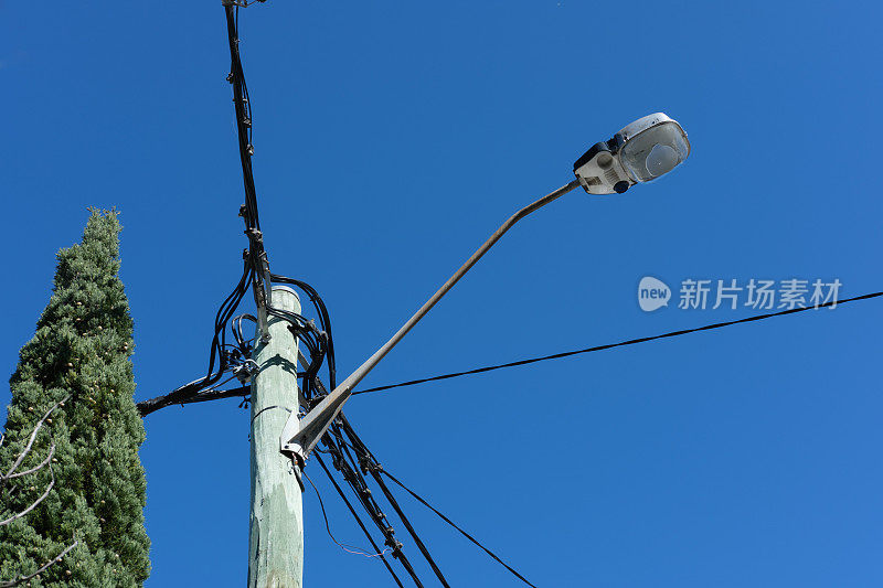 木电线杆衬着蓝天