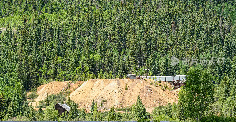 19世纪和20世纪初，科罗拉多州锡尔弗顿附近圣胡安山脉的采矿废墟。