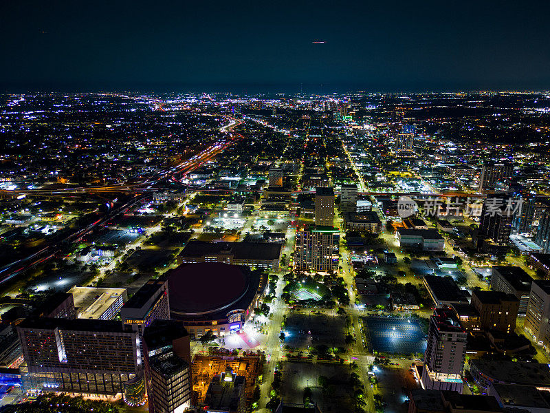 2023年7月左右，德克萨斯州休斯顿市中心的航拍夜景