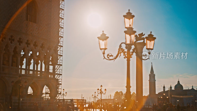 圣马可广场总督宫殿旁的路灯