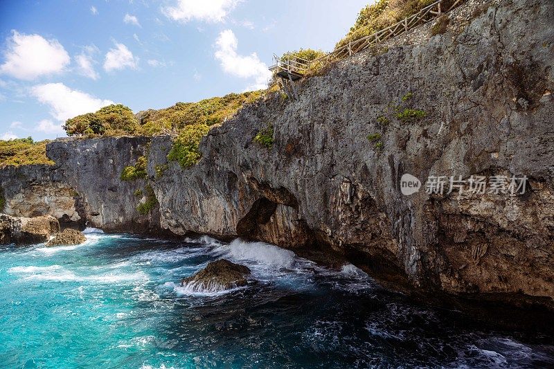 悬崖岩石形成与清晰的蓝天史诗视图