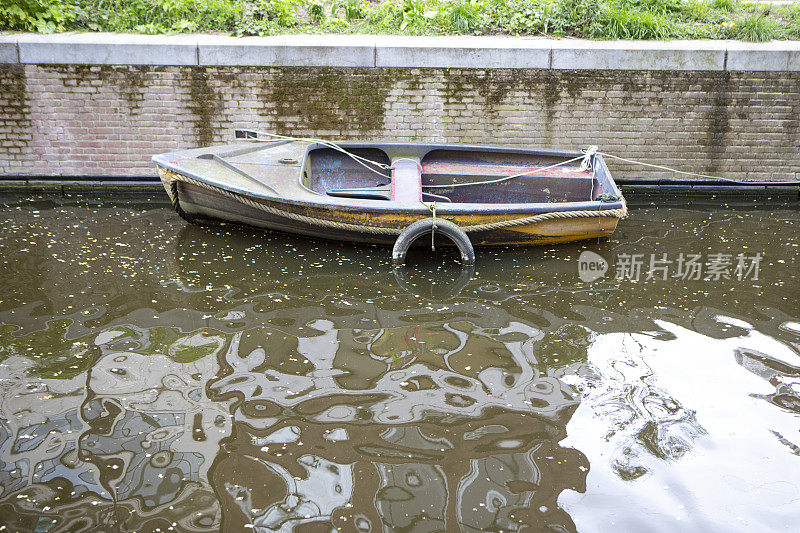 划艇在城市运河上复制空间