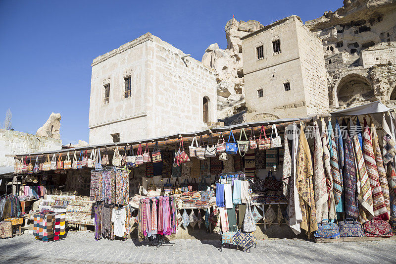 卡帕多西亚Çavuşin村出售带有土耳其图案的纪念服装的商店。