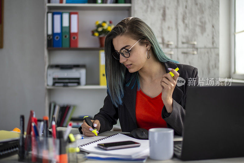 一个在办公室工作的女商人的肖像。