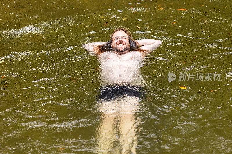 一个大家伙快乐地漂浮在水面上