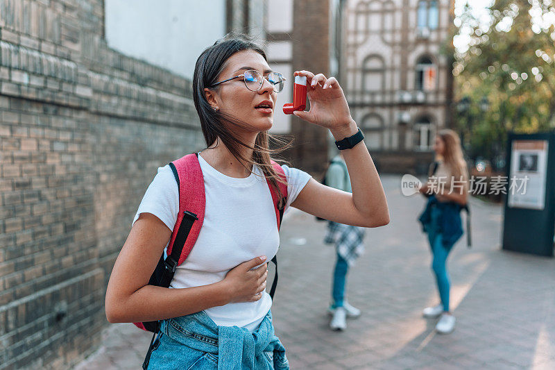 喘不过气的学生寻求解脱