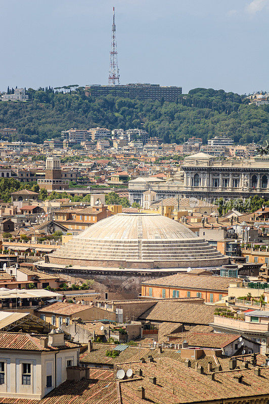 位于罗马屋顶之间的万神殿的圆顶
