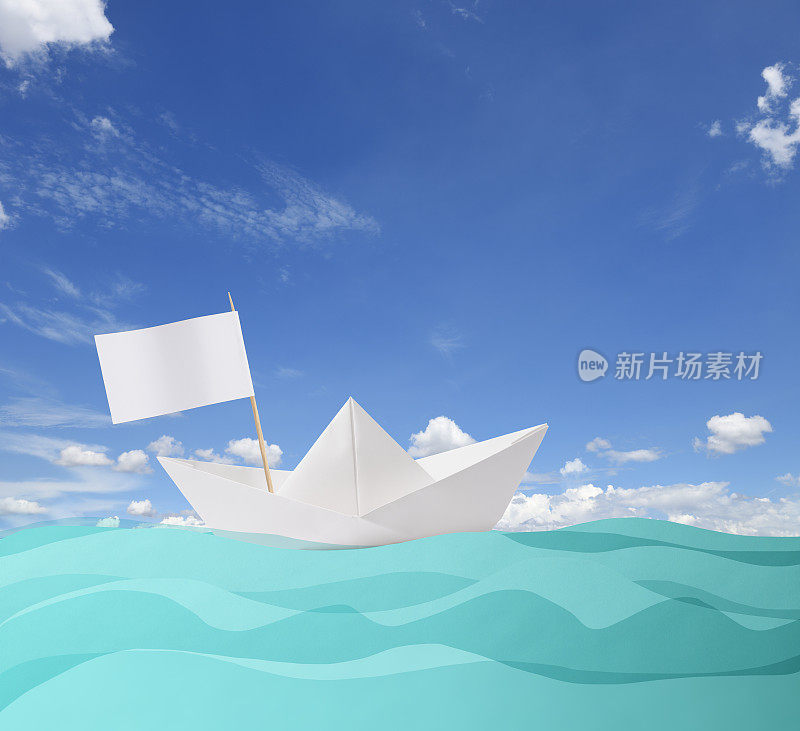 空白的折纸船航行在蓝色的纸浪对着晴朗的天空
