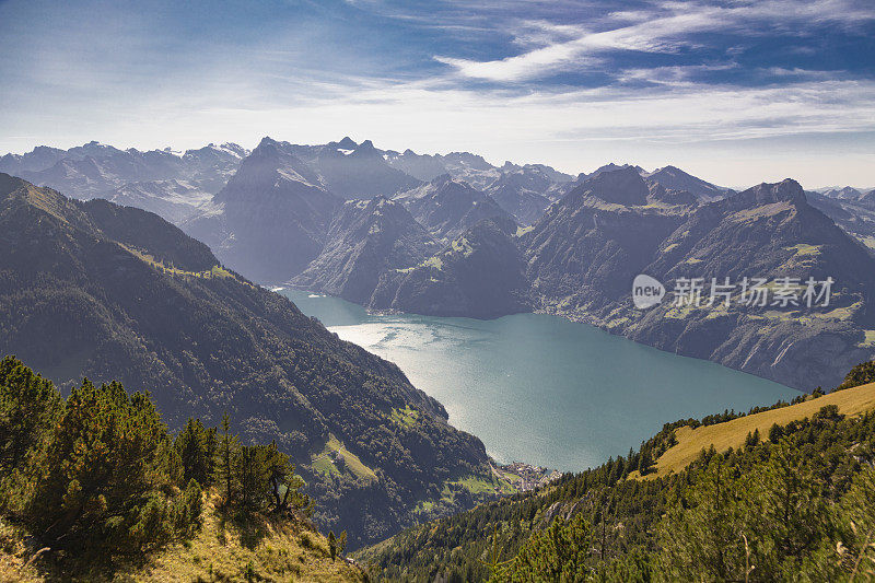 瑞士阿尔卑斯山和四州湖的景色