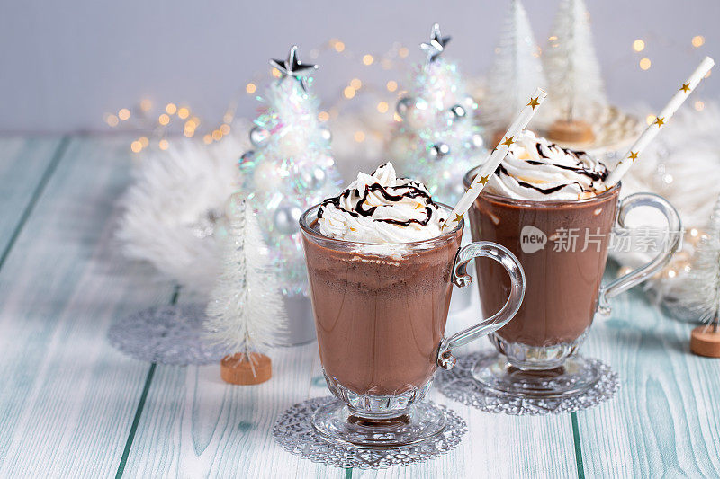 热巧克力或咖啡加鲜奶油，是冬季假期的好东西