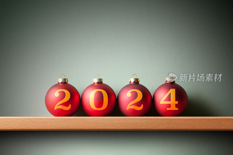 圣诞和新年快乐2024。圣诞球在架子上。