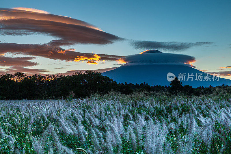 从富士宫市到富士山的晨曦中闪耀的延时摄影