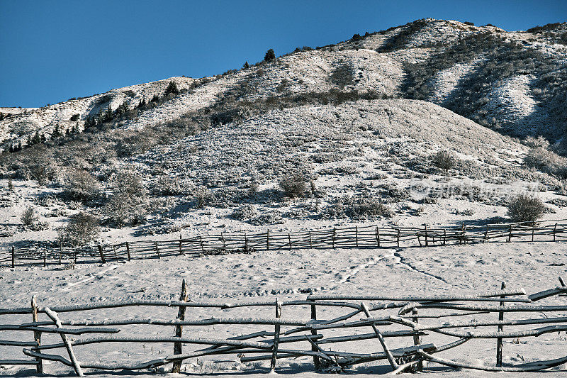 降雪后的冬季山景