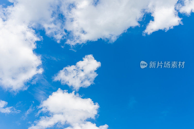 蓝天上白色和灰色的云。温泉或夏季的好天气。副本的空间。