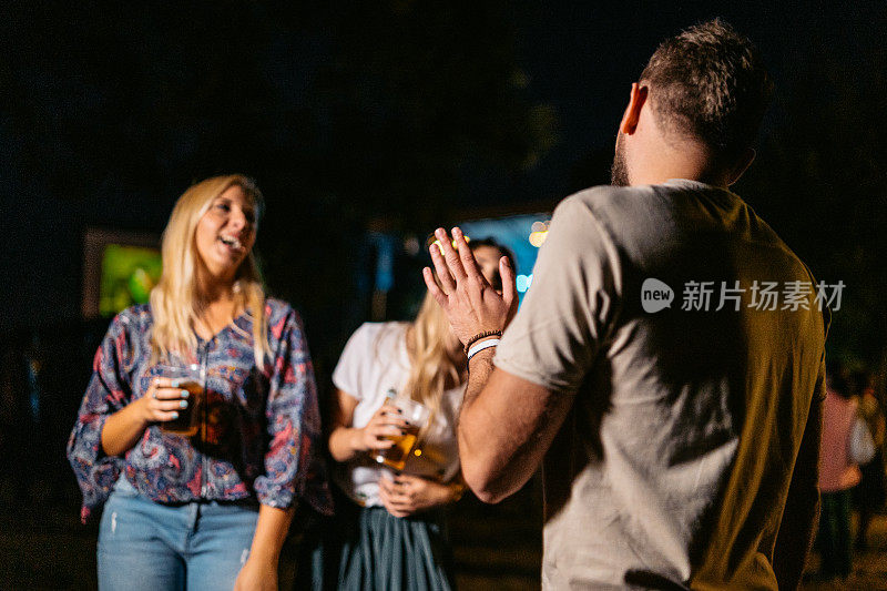 一群人在音乐节上边喝啤酒边跳舞