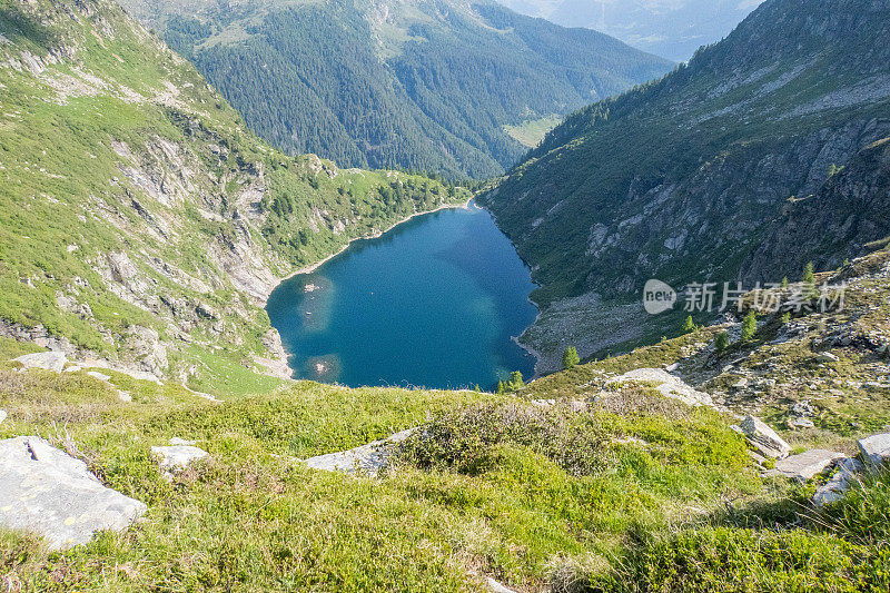 瑞士阿尔卑斯山上的湖泊