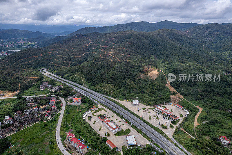 通过山区和农村地区的高速公路鸟瞰图