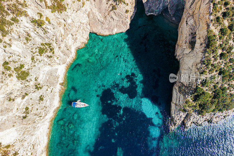 希腊Meganisi岛海湾上的一艘帆船