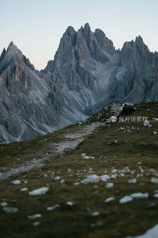 陡峭的悬崖和山脉的宁静风景。特伦蒂诺山谷完美的徒步度假胜地