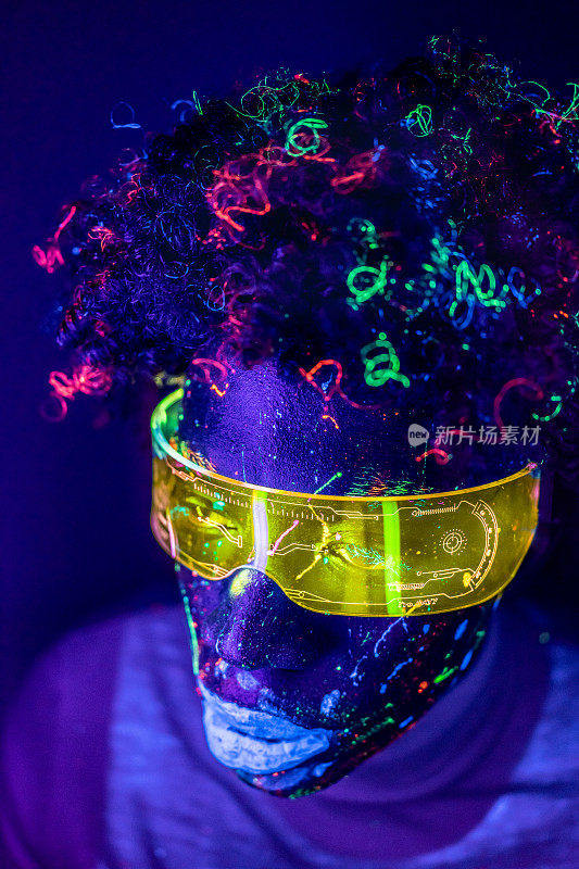 戴着赛博朋克眼镜的非裔美国人的紫外线霓虹灯肖像